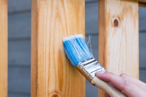 Que faut-il prendre en considération avant de teindre le bois ?