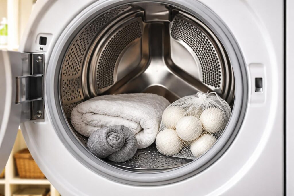 découvrez comment remplacer facilement une balle de tennis dans votre sèche-linge avec des alternatives simples et efficaces pour un linge doux et sans plis.