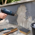 Décaper la peinture sur le béton extérieur : outils indispensables à connaître