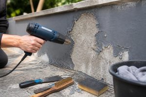 découvrez les outils indispensables pour décaper efficacement la peinture sur le béton extérieur et redonnez un nouveau souffle à vos surfaces extérieures.