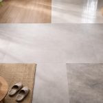 Peut-on marcher sur du carrelage sans joint : les meilleures alternatives