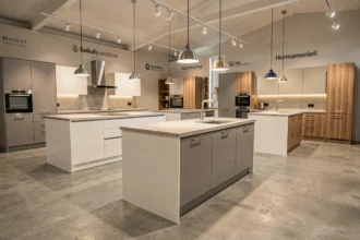 Showroom de cuisinistes en Seine-Maritime avec plusieurs modèles exposés en décor moderne