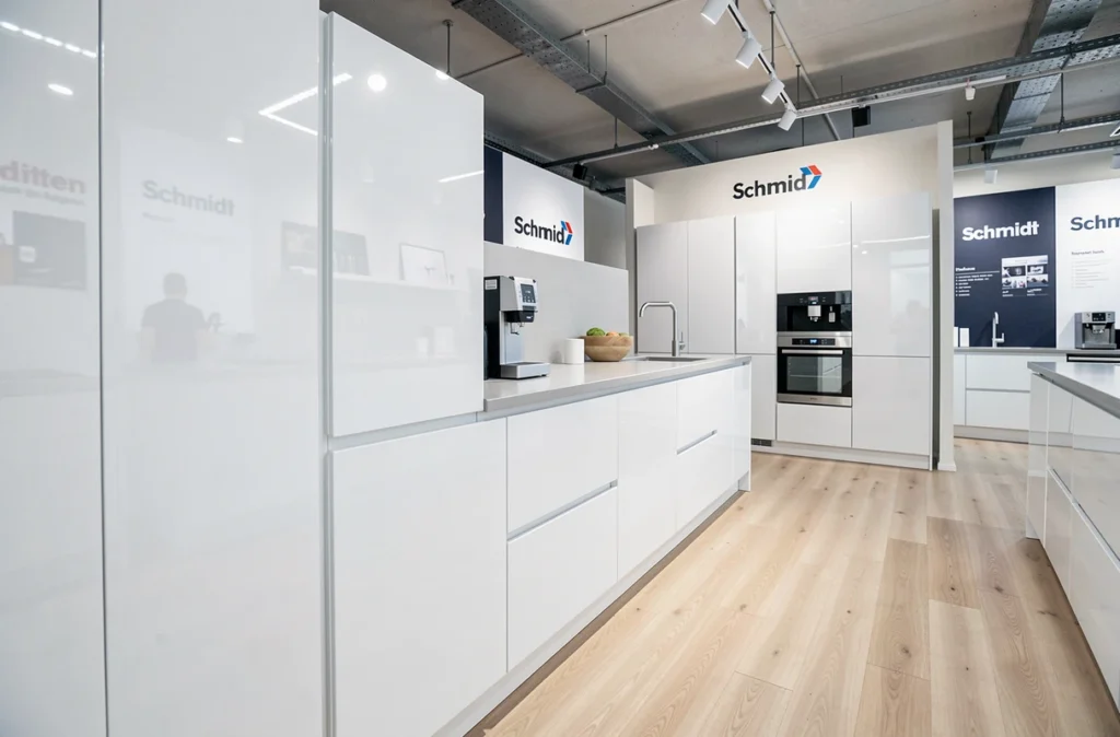 Cuisine Schmidt à Mont-Saint-Aignan avec façades laquées blanc brillant et colonne intégrée four-café